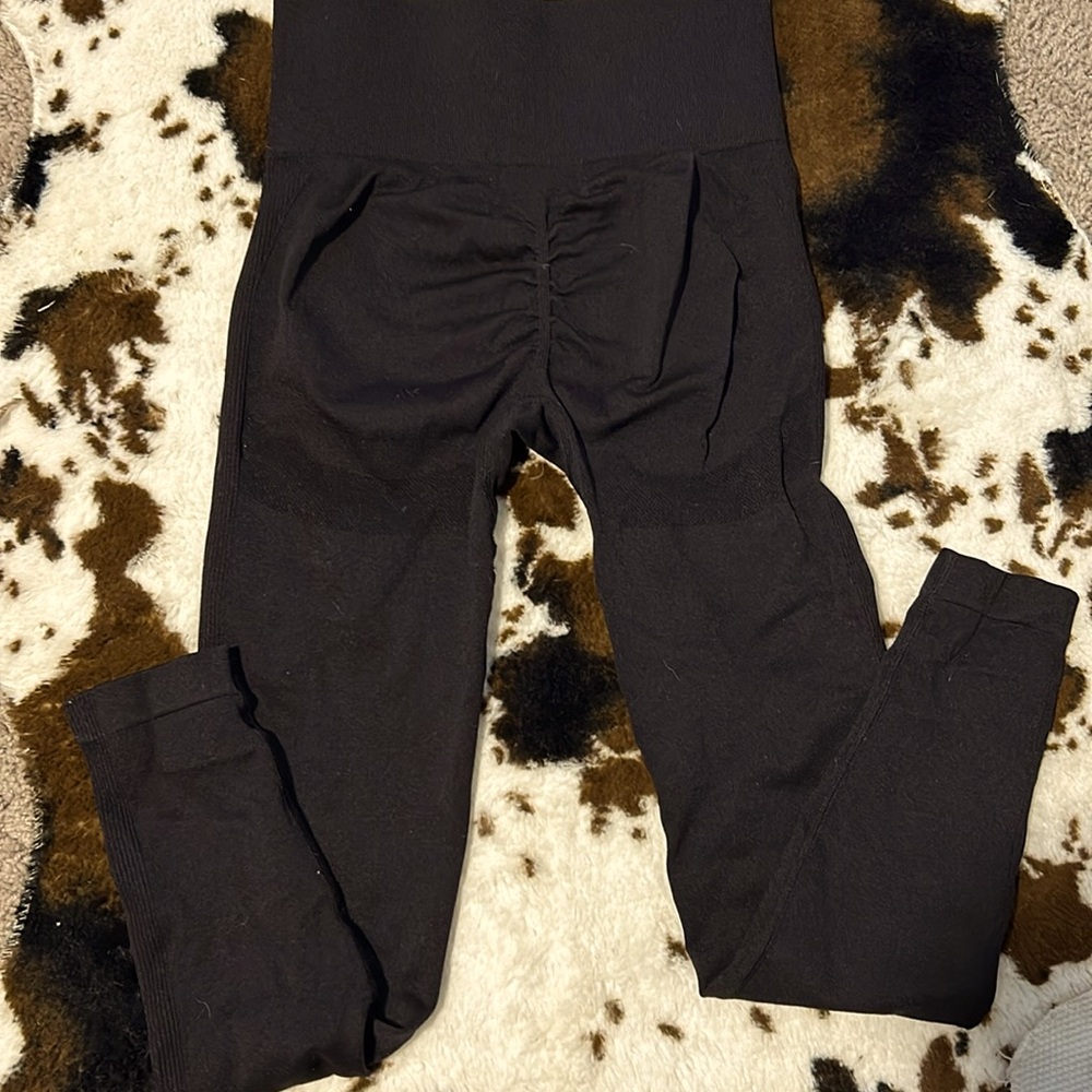 Black butt scrunchy leggings with tummy control